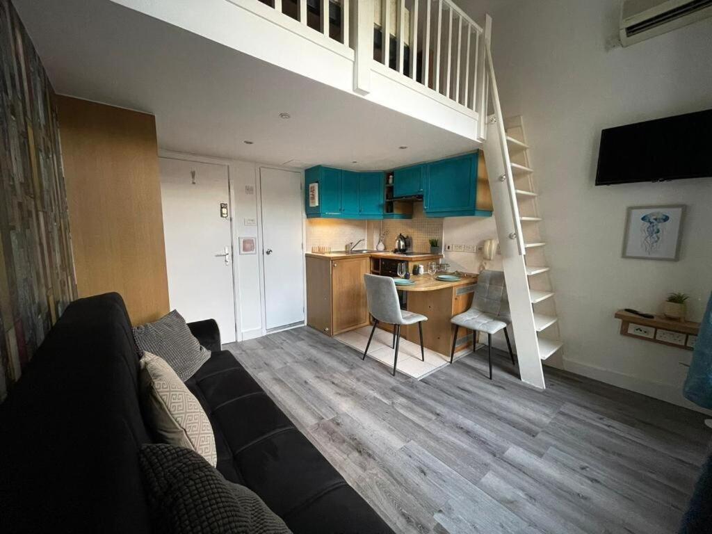 Portobello Road Artistic Studios 'Budget' London Bilik gambar